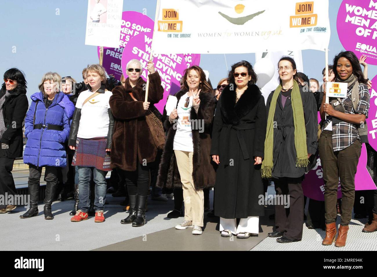 Jude Kelly, Annie Lennox, Cheri lunghi, Bianca Jagger e Dr. Helen Pankhurst camminano fianco a fianco con altre donne che portano segni sul Millennium Bridge durante la seconda campagna annuale 'Unisciti a me sul ponte' dove le colombe bianche sono state rilasciate durante la Giornata Internazionale delle Donne. Tra le donne c'era il Dr. Helen Pankhurst che ha detto: 'Sono onorato di partecipare alla campagna Unisciti a me sul ponte, in piedi forte con le donne di tutto il mondo nel chiedere l'uguaglianza tra i sessi, Come ha fatto la mia bisnonna 100 anni fa," riferendosi a Emmeline Pankhurst, attivista politico inglese e leader del gruppo B. Foto Stock