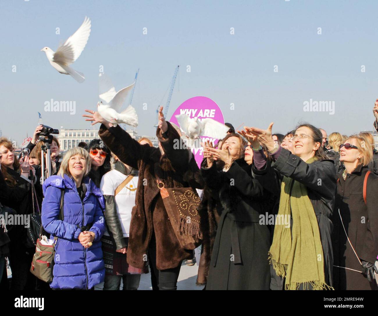 Jude Kelly, Annie Lennox, Cheri lunghi, Bianca Jagger e Dr. Helen Pankhurst camminano fianco a fianco con altre donne che portano segni sul Millennium Bridge durante la seconda campagna annuale 'Unisciti a me sul ponte' dove le colombe bianche sono state rilasciate durante la Giornata Internazionale delle Donne. Tra le donne c'era il Dr. Helen Pankhurst che ha detto: 'Sono onorato di partecipare alla campagna Unisciti a me sul ponte, in piedi forte con le donne di tutto il mondo nel chiedere l'uguaglianza tra i sessi, Come ha fatto la mia bisnonna 100 anni fa," riferendosi a Emmeline Pankhurst, attivista politico inglese e leader del gruppo B. Foto Stock