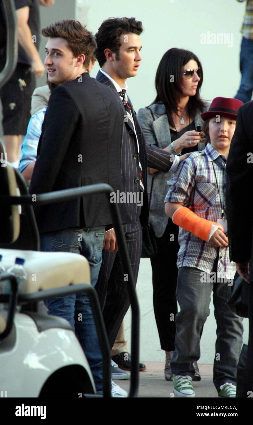 ESCLUSIVO!! I Jonas Brothers, Demi Lovato e gli amici si posano per le foto e si lanciano nel backstage dei tifosi ai Kids Choice Awards di Los Angeles, California. 3/27/10. Foto Stock