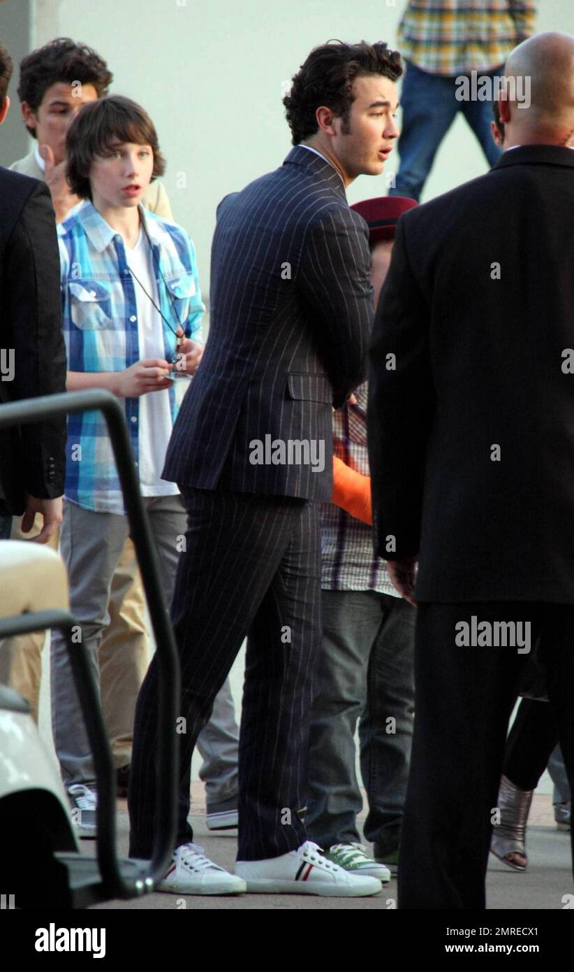 ESCLUSIVO!! I Jonas Brothers, Demi Lovato e gli amici si posano per le foto e si lanciano nel backstage dei tifosi ai Kids Choice Awards di Los Angeles, California. 3/27/10. Foto Stock