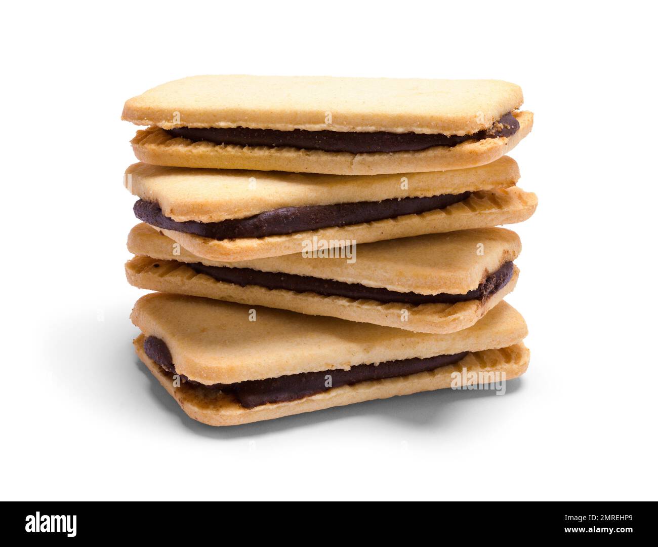 Quattro biscotti al sandwich al cioccolato tagliati sul bianco. Foto Stock