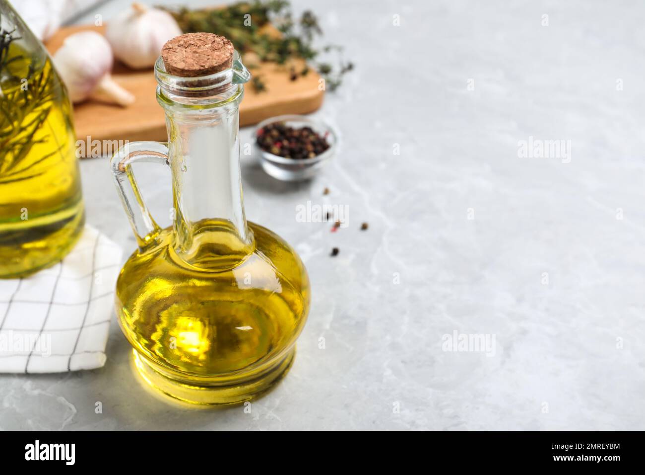 Olio da cucina su tavola in marmo grigio. Spazio per il testo Foto stock -  Alamy