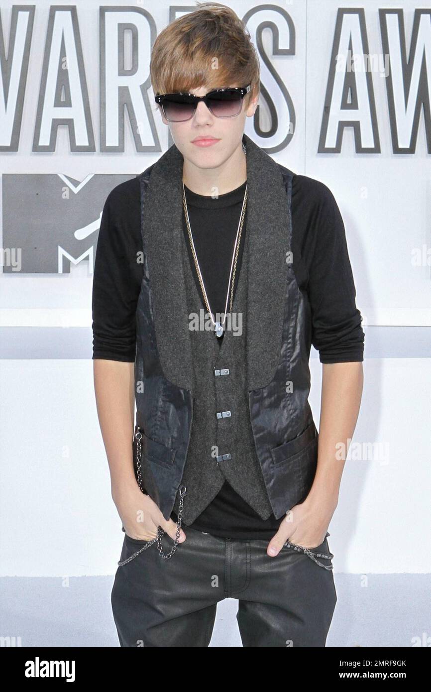 Justin Bieber suona cool come lui arriva al MTV Video Music Awards 2010  tenuto al Nokia Theatre. Bieber ha indossato con è occhiali da sole e ha  osservato fresco nei suoi pantaloni