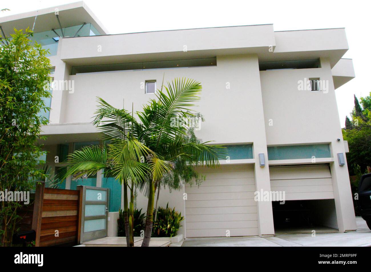 I rapporti sono che questa è la nuova sede di Beverly Hills del Justin Bieber che sta affittando per $$35.000 un il mese. La casa contemporanea di 6000 piedi quadrati a due piani con 5 camere da letto e 6 bagni vanta splendide vedute del canyon circostante e Century City sottostante e un grande cortile erboso con una bella piscina e fontana di serenità. Altre caratteristiche includono quattro caminetti, un mix di terrazzo bianco e pavimento brasiliano master suite in legno duro con i suoi armadi, doccia a vapore, vasca idromassaggio e spa, home Theatre, ufficio, 'cucina gourmet dello chef',. Los Angeles, California. 27th febbraio 2015. Foto Stock