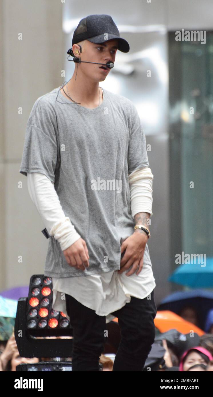 Justin Bieber si esibisce in una mattinata piovosa al Today Show con i suoi  nuovi capelli nascosti da un cappellino da baseball. New York, NY, 10  settembre 2015 Foto stock - Alamy