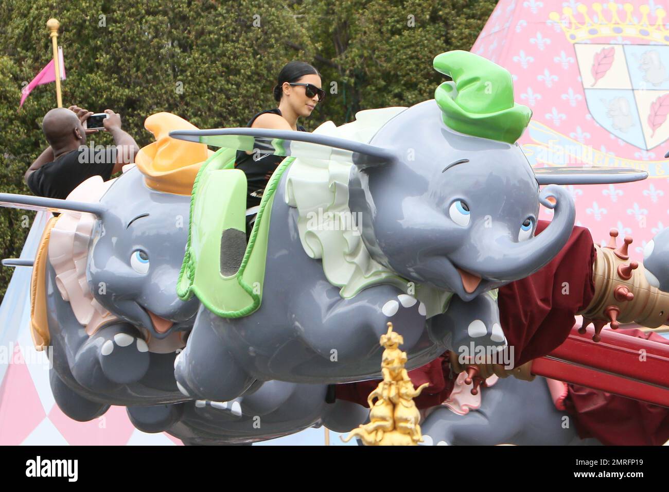 Kourtney Kardashian celebra il compleanno di sua figlia a Disneyland con Kim Kardashian, Kris Jenner e tutti i bambini. Los Angeles, California. 8th luglio 2015. Foto Stock