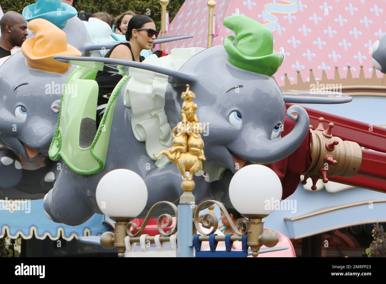 Kourtney Kardashian celebra il compleanno di sua figlia a Disneyland con Kim Kardashian, Kris Jenner e tutti i bambini. Los Angeles, California. 8th luglio 2015. Foto Stock