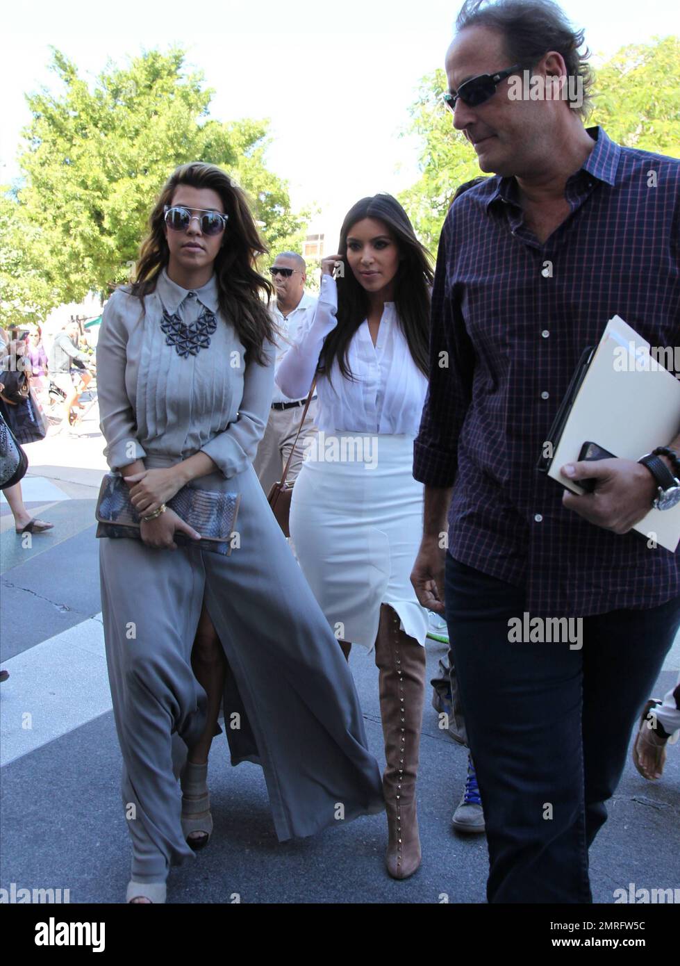 Kourtney & Kim Kardashian con il suo migliore amico Jonathan Cheban sono stati avvistati su Lincoln Road che controlla alcuni beni immobili per un possibile futuro negozio Dash. Le donne sono state seguite da un gruppo di telecamere mentre hanno girato le riprese per il loro prossimo reality show, "kourtney & Kim Take Miami". L'intero equipaggio che seguì i Kardashiani da un posto all'altro, finì per il pranzo al ristorante quattro. Miami Beach, Florida. 29th ottobre 2012. Foto Stock