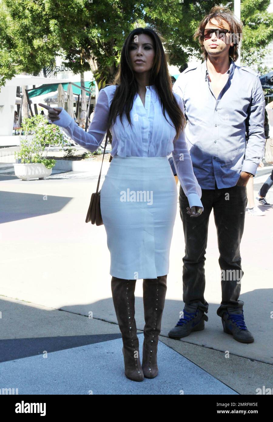 Kourtney & Kim Kardashian con il suo migliore amico Jonathan Cheban sono stati avvistati su Lincoln Road che controlla alcuni beni immobili per un possibile futuro negozio Dash. Le donne sono state seguite da un gruppo di telecamere mentre hanno girato le riprese per il loro prossimo reality show, "kourtney & Kim Take Miami". L'intero equipaggio che seguì i Kardashiani da un posto all'altro, finì per il pranzo al ristorante quattro. Miami Beach, Florida. 29th ottobre 2012. Foto Stock