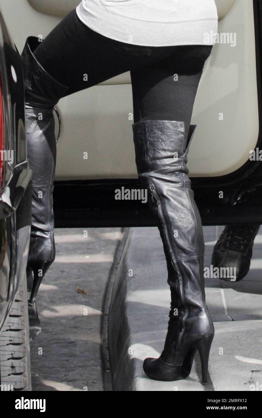 Kim Kardashian indossa un paio di stivali alti in pelle nera durante un  viaggio di shopping al negozio di sua sorella Dash a South Beach. Filmando  un breve segmento per il suo