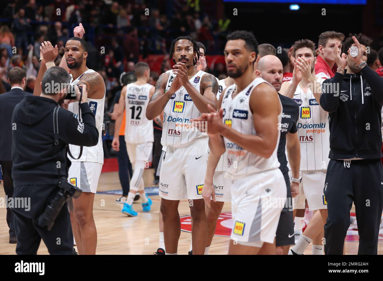 Milano, Italia. 29th Jan, 2023. Italia, Milano, 29 2023 dicembre: Darion Atkins (centro Trento) e i compagni di squadra salutano i fan al termine del gioco di basket EA7 Emporio Armani Milano vs Dolomiti energia Trentino, LBA 2022-2023 day17 al Mediolanum Forum (Foto di Fabrizio Andrea Bertani/Pacific Press) Credit: Pacific Press Media Production Corp./Alamy Live News Foto Stock