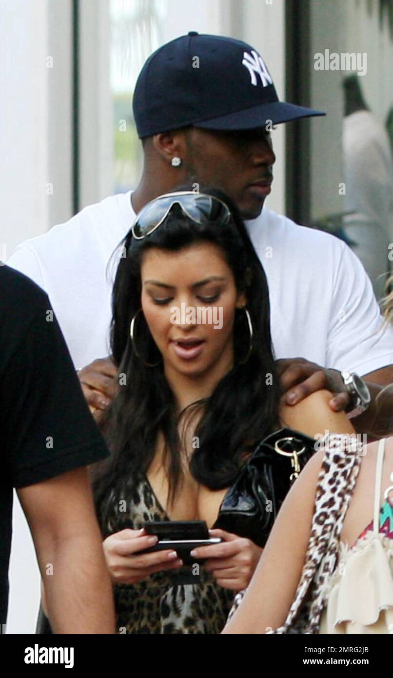 Esclusivo!! Kim Kardashian si trova a Miami Beach il giorno di Capodanno con la sorella kourtney e il ragazzo rumato, la star dei New Orleans Saints Reggie Bush. Miami, Florida. 1/1/08. Foto Stock