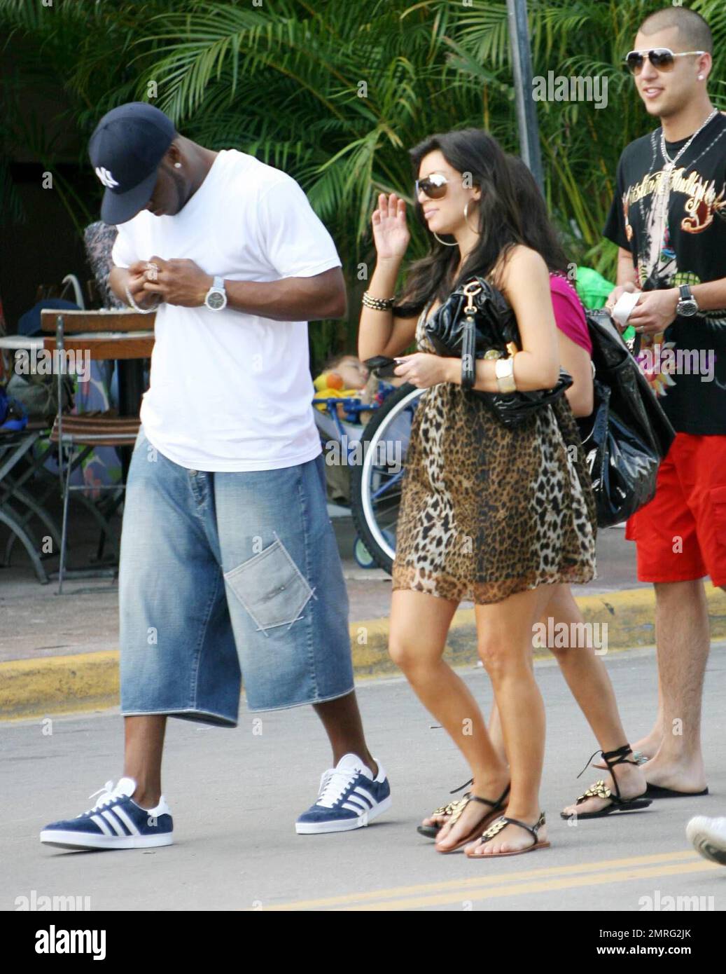 Esclusivo!! Kim Kardashian si trova a Miami Beach il giorno di Capodanno con la sorella kourtney e il ragazzo rumato, la star dei New Orleans Saints Reggie Bush. Miami, Florida. 1/1/08. Foto Stock