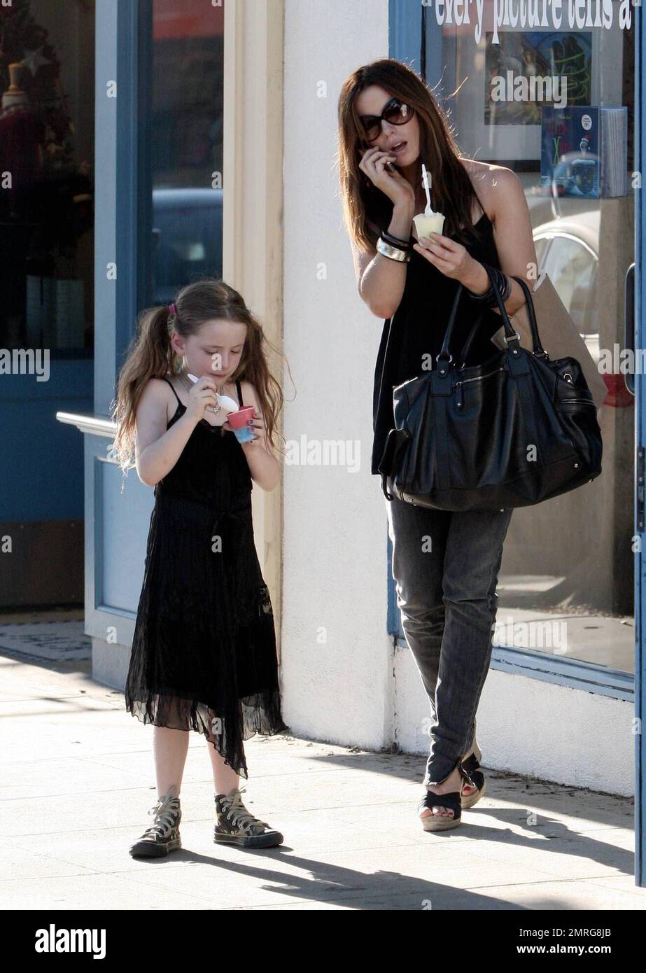 Kate Beckinsale prende sua figlia Lily, 7 anni, per un trattamento congelato in un negozio di ghiaccio italiano a Santa Monica, CA. Vedendo che Kate aveva le braccia piene portando la figlia, Lily Spoon nutrì la mamma. Entrambi sembravano godersi la giornata della ragazza. 11/19/06 Foto Stock