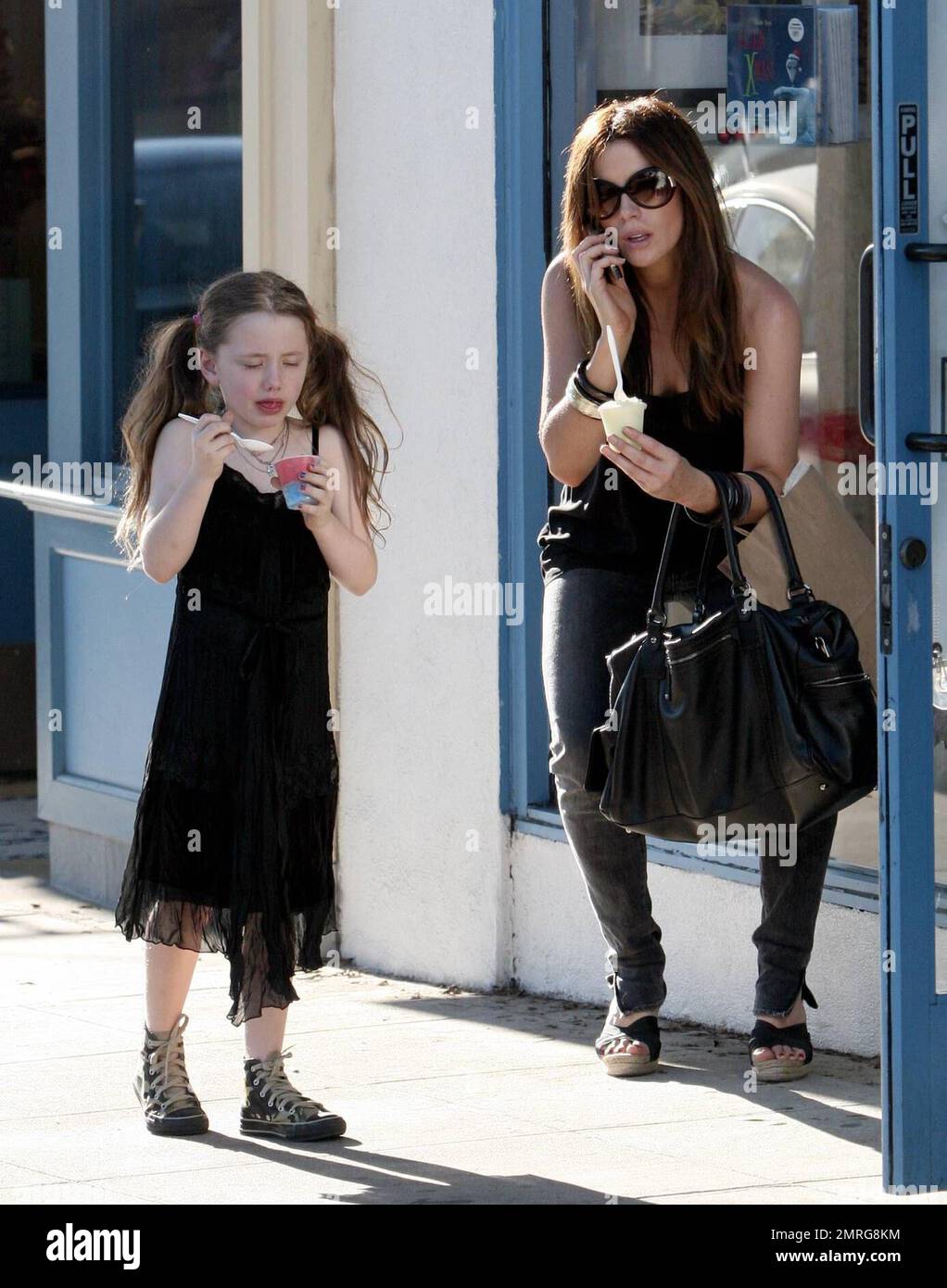 Kate Beckinsale prende sua figlia Lily, 7 anni, per un trattamento congelato in un negozio di ghiaccio italiano a Santa Monica, CA. Vedendo che Kate aveva le braccia piene portando la figlia, Lily Spoon nutrì la mamma. Entrambi sembravano godersi la giornata della ragazza. 11/19/06 Foto Stock