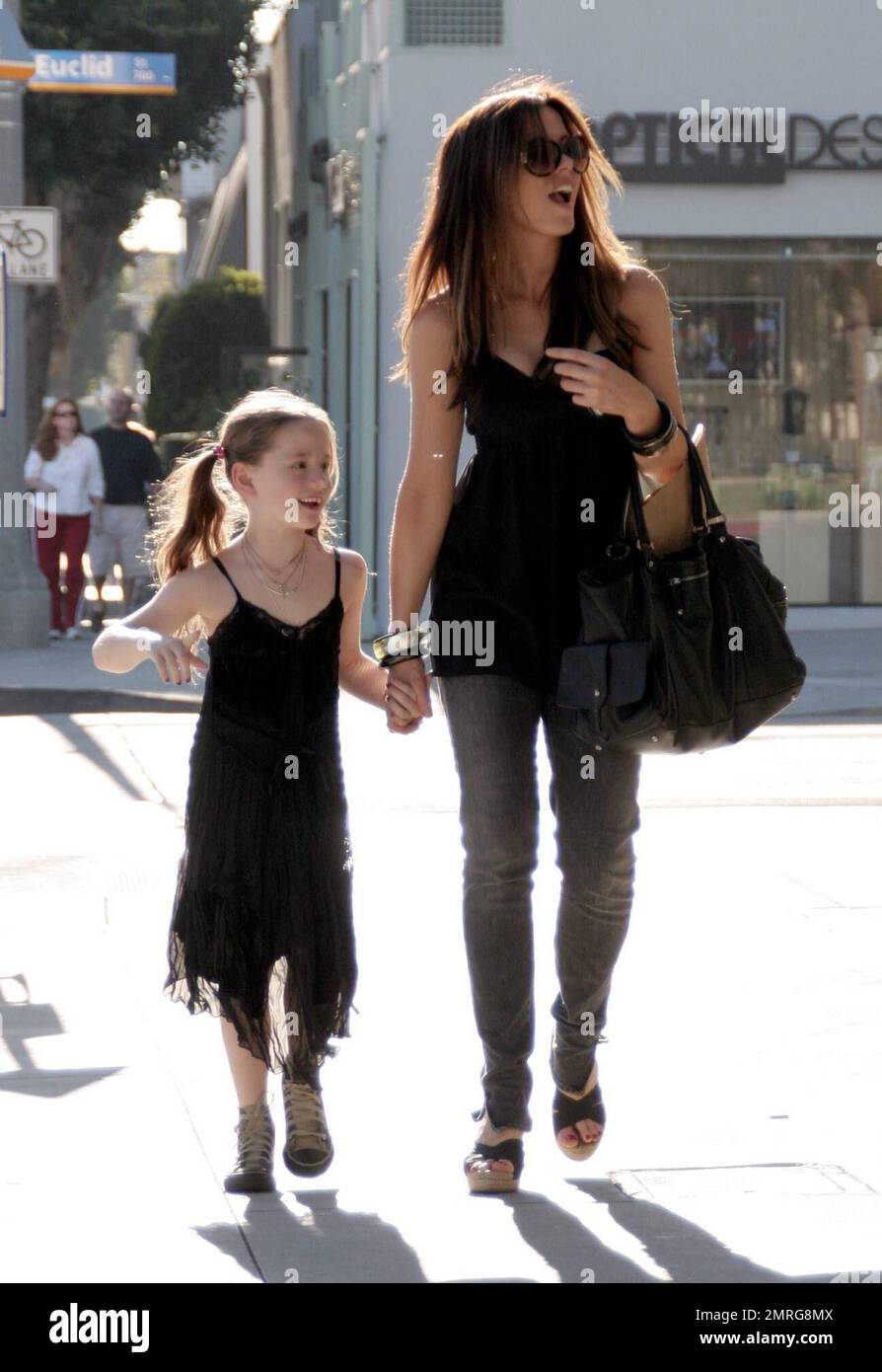 Kate Beckinsale prende sua figlia Lily, 7 anni, per un trattamento congelato in un negozio di ghiaccio italiano a Santa Monica, CA. Vedendo che Kate aveva le braccia piene portando la figlia, Lily Spoon nutrì la mamma. Entrambi sembravano godersi la giornata della ragazza. 11/19/06 Foto Stock