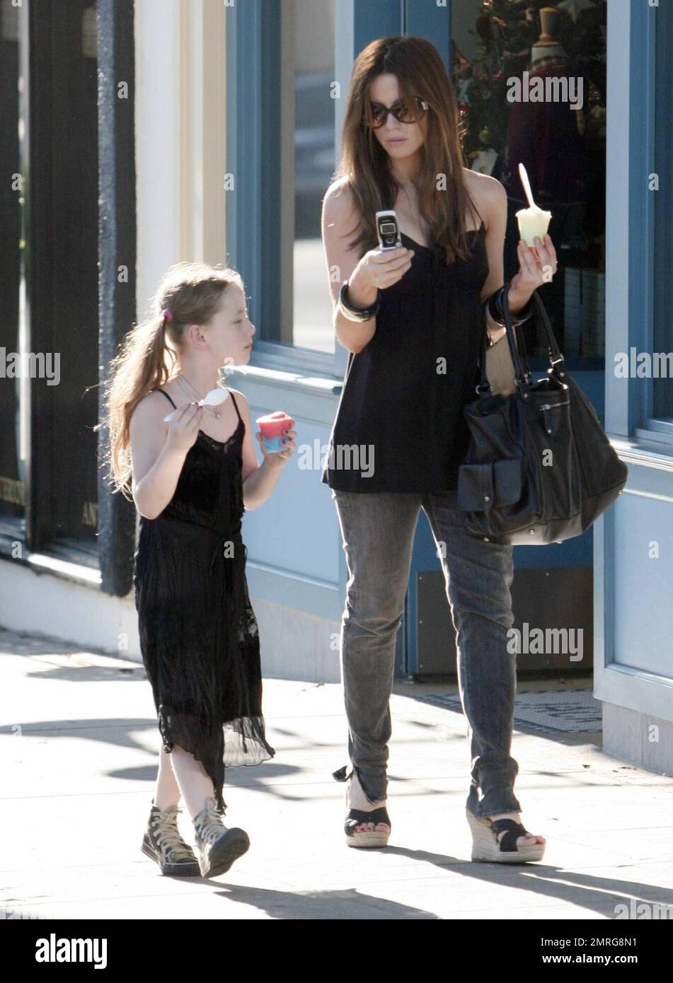 Kate Beckinsale prende sua figlia Lily, 7 anni, per un trattamento congelato in un negozio di ghiaccio italiano a Santa Monica, CA. Vedendo che Kate aveva le braccia piene portando la figlia, Lily Spoon nutrì la mamma. Entrambi sembravano godersi la giornata della ragazza. 11/19/06 Foto Stock