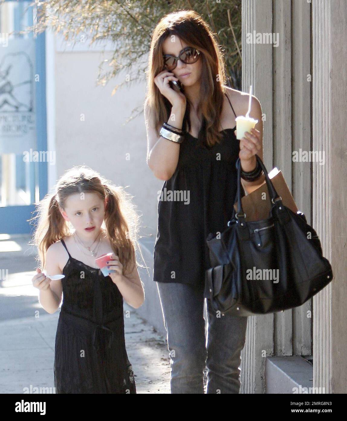 Kate Beckinsale prende sua figlia Lily, 7 anni, per un trattamento congelato in un negozio di ghiaccio italiano a Santa Monica, CA. Vedendo che Kate aveva le braccia piene portando la figlia, Lily Spoon nutrì la mamma. Entrambi sembravano godersi la giornata della ragazza. 11/19/06 Foto Stock