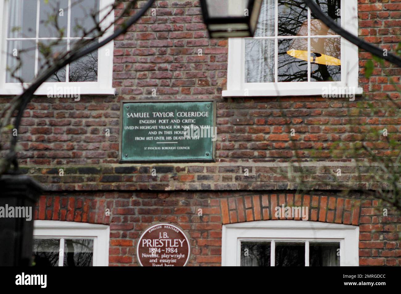 Vista esterna del nuovo edificio in mattoni rossi dell'epoca georgiana di Kate Moss, il top model, situato nell'esclusivo sobborgo di alta classe di Highgate a Londra. Moss, che secondo quanto riferito ha acquistato la proprietà di sette-camera da letto per $$11,9 milione, ripartirà la sede con la figlia di otto anni Lila ed il ragazzo Jamie Hince. Il palazzo storico, che è circondato da affascinanti porte in ferro battuto e alberi ricoperti di muschio, è stato acquistato dopo che Moss ha messo la sua St John's Wood casa in vendita al prezzo di quasi $16 milioni di dollari dopo aver vissuto lì solo per circa due anni. E sembra che Moss e il suo fidanzato musicista hanno vinto Foto Stock