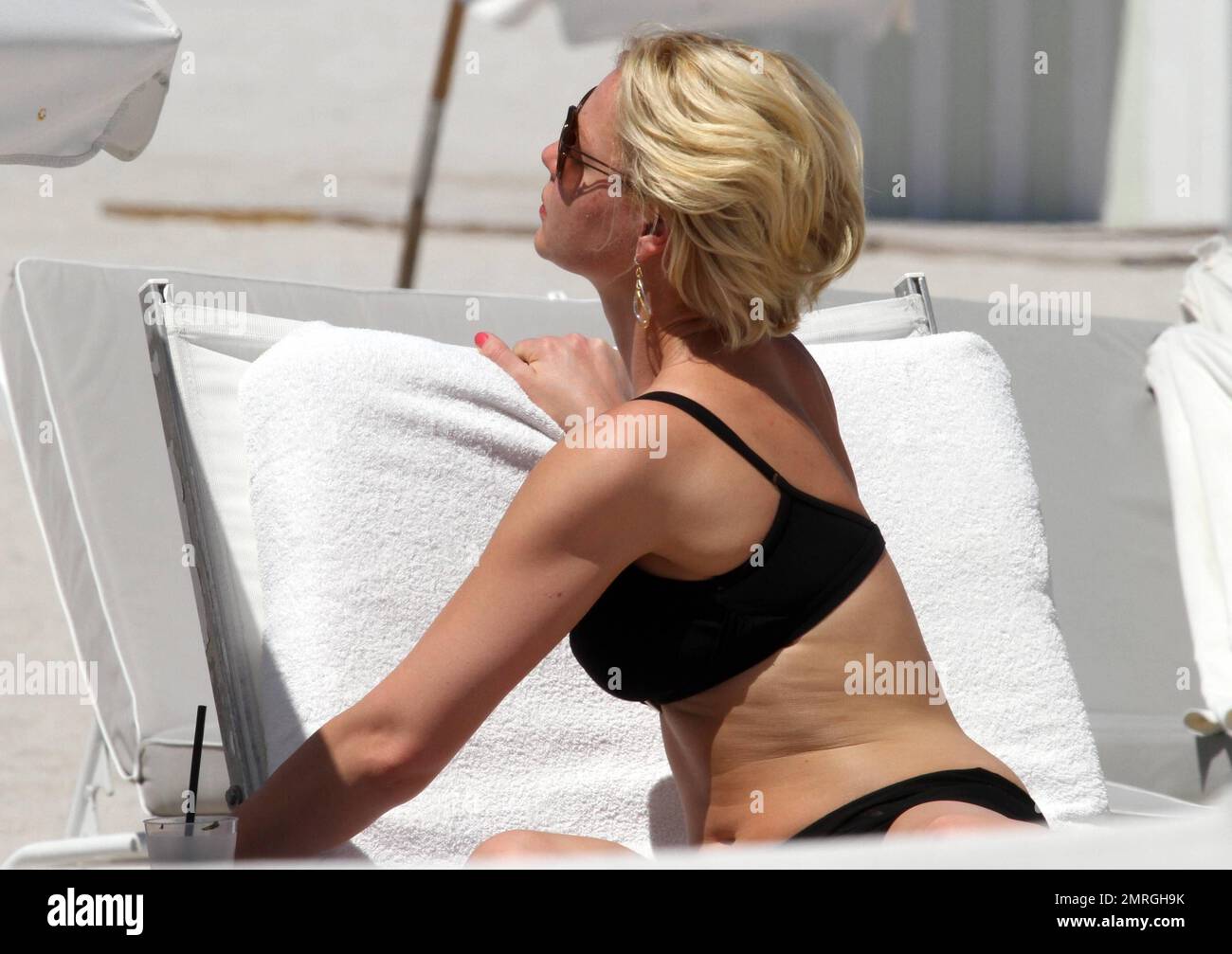 Katherine Heigl, la star "Kknocked Up", mostra la sua figura sottile in un  bikini nero mentre sorvola il sole di Miami Beach. L'ex stella 'Grigio's  Anatomy' si rilassò su una poltrona e