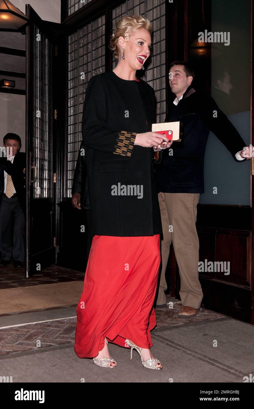 Con un aspetto elegante, l'attrice Katherine Heigl accetta un bacio da un uomo portatore in una giacca mimetica mentre lascia il suo hotel di New York. Heigl è stato diretto alla prima del suo nuovo film "One for the Money". New York, New York, 24th gennaio 2012. Foto Stock