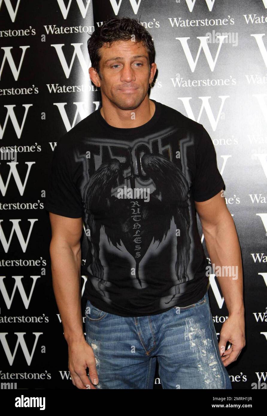 Katie Price (alias Jordan) e il ragazzo Alex Reid partecipano ad un libro che firma a Waterstone's per il nuovo libro di Katie 'Standing out' a Londra, Regno Unito. 11/7/09. . Foto Stock