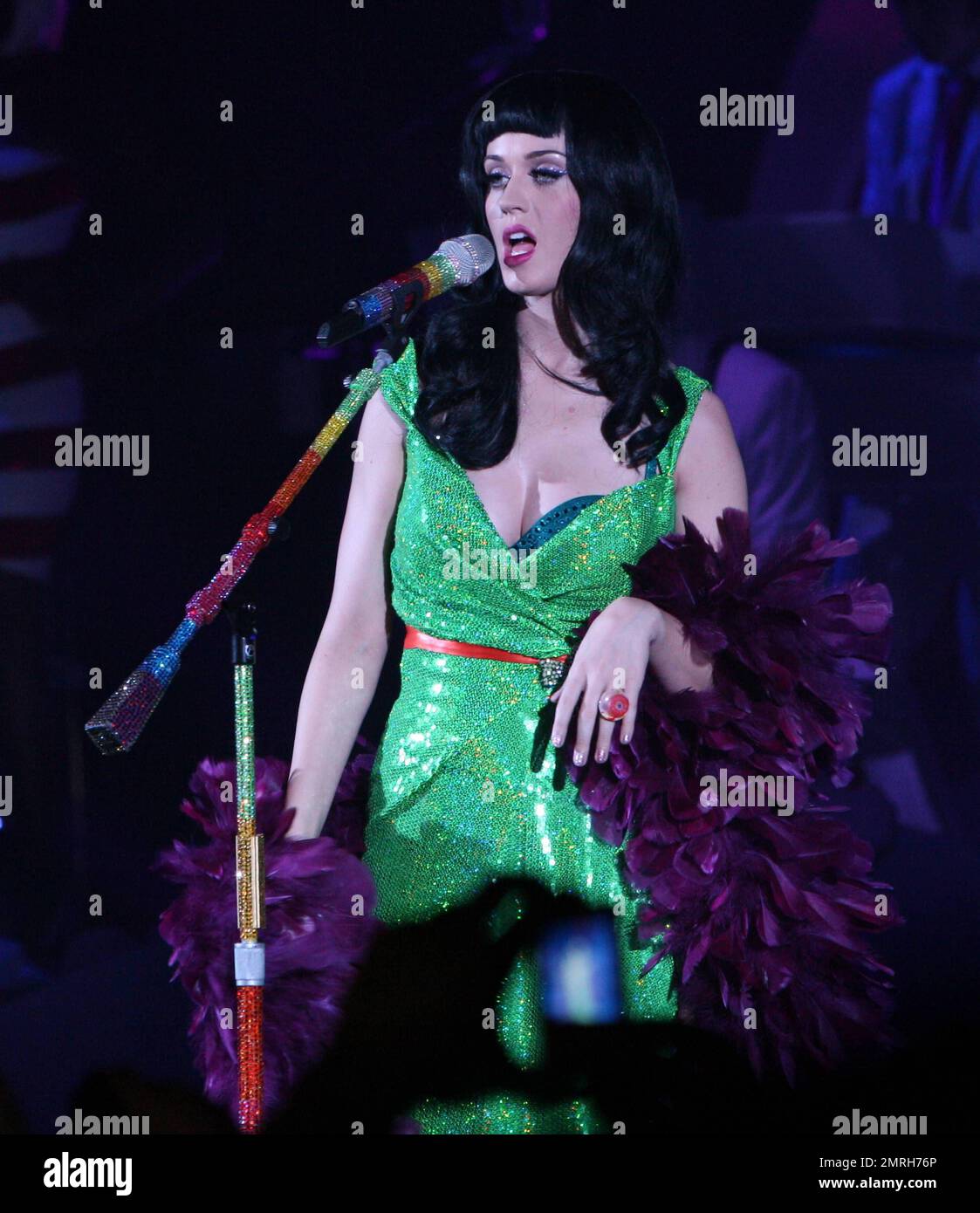 La pop star mondiale Katy Perry indossa diversi costumi colorati e  accattivanti, tra cui piume di pavone e una tuta da gatto per dare il via  al suo tour in California Dreams