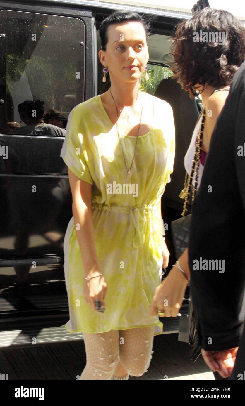 Indossando un abito giallo chiaro con leggings e sandali dai motivi velati,  la cantante Katy Perry arriva con suo fratello David e un entourage per  prendere un volo da LAX. Perry ha