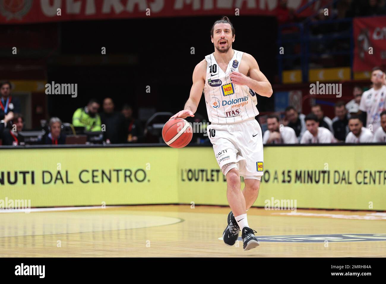 Milano, Italia, Italia. 29th Jan, 2023. Italia, Milano, dic 29 2023: Toto Forray (playmaker Trento) si sgrida nel 1st° trimestre durante la partita di basket EA7 Emporio Armani Milano vs Dolomiti energia Trentino, LBA 2022-2023 day17 al Mediolanum Forum (Credit Image: © Fabrizio Bertani/Pacific Press via ZUMA Press Wire) SOLO PER USO EDITORIALE! Non per USO commerciale! Foto Stock