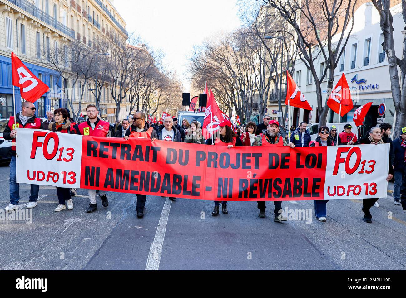 Marsiglia, Francia. 31st Jan, 2023. I dimostranti dell'Unione F.O (Force Ouvrière) marciano con una bandiera e bandiere durante la manifestazione. I sindacati francesi hanno chiesto che il primo ministro francese Elisabeth Borne presenti il mese prossimo una seconda manifestazione contro la nuova riforma pensionistica. La polizia ha messo il numero di manifestanti che marciano per le strade di Marsiglia a 40.000 e sindacati a 205.000. Il Ministero degli interni ha riferito che 1,272 milioni di manifestanti sono stati presenti per le strade di tutta la Francia, mentre i sindacati hanno sostenuto la cifra di oltre 2,8 milioni di persone. Credit: SOPA Images Limited/Alamy Live News Foto Stock