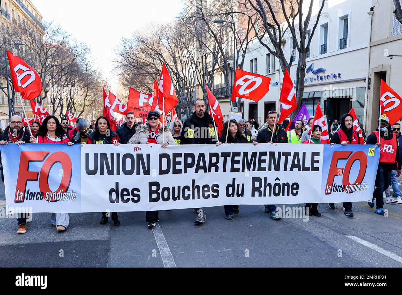 I dimostranti dell'Unione F.O (Force Ouvrière) marciano con una bandiera e bandiere durante la manifestazione. I sindacati francesi hanno chiesto che il primo ministro francese Elisabeth Borne presenti il mese prossimo una seconda manifestazione contro la nuova riforma pensionistica. La polizia ha messo il numero di manifestanti che marciano per le strade di Marsiglia a 40.000 e sindacati a 205.000. Il Ministero degli interni ha riferito che 1,272 milioni di manifestanti sono stati presenti per le strade di tutta la Francia, mentre i sindacati hanno sostenuto la cifra di oltre 2,8 milioni di persone. (Foto di Denis Thaust/SOPA Images/Sipa USA) Foto Stock