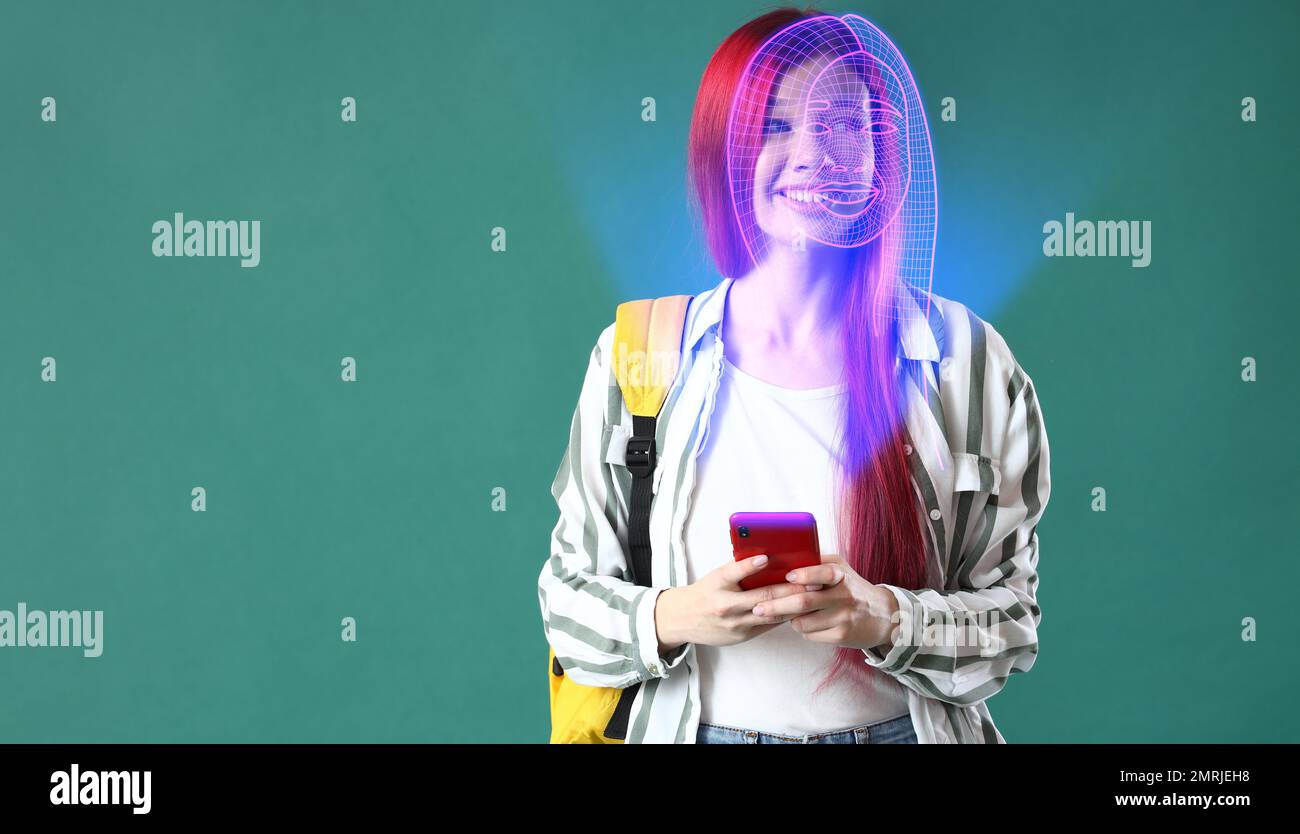 Giovane studentessa con telefono cellulare con sistema di riconoscimento facciale su sfondo verde Foto Stock