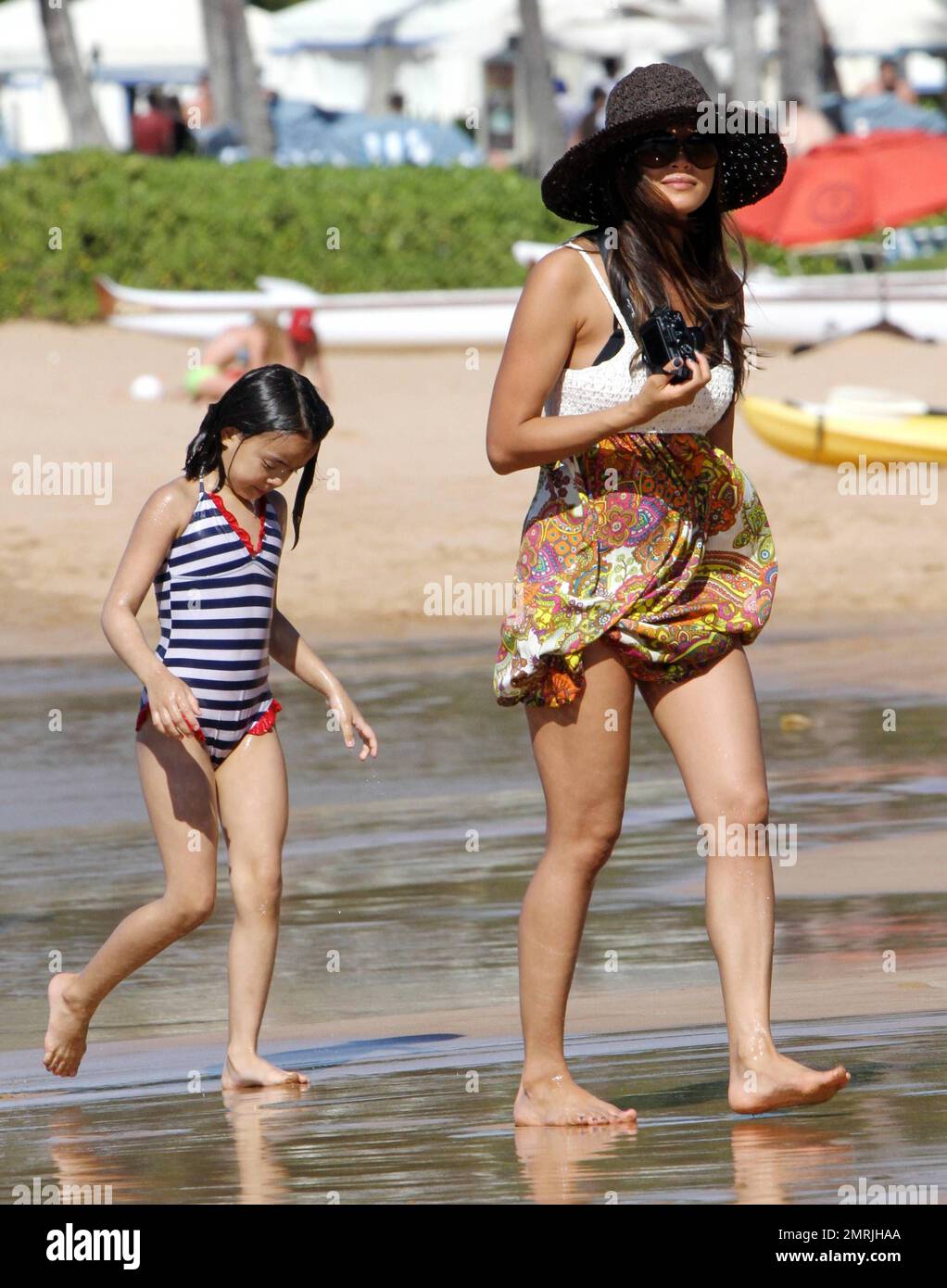 Kevin James, la star dello Zoosekeeper, trascorre una giornata in spiaggia con la sua famiglia mentre era in vacanza per il giorno del Ringraziamento. James e sua moglie Steffiana de la Cruz passarono la giornata in spiaggia con la figlia Siena-Marie, 6 anni, e il neonato figlio Kannon Valentine, nato il 24 aprile di quest'anno. Un padre orgoglioso, James portò in giro il piccolo Kannon che indossava un cappello per proteggersi dal sole e poi seppellì Siena-Marie nella sabbia. Steffiana ha anche fatto una passeggiata a surfside con Siena, che ha cercato di trascorrere un bel tempo nuotando nel Pacifico. Sempre cortese, anche Kevin ha preso il tempo di firmare autografi e parlare con alcuni giovani Foto Stock