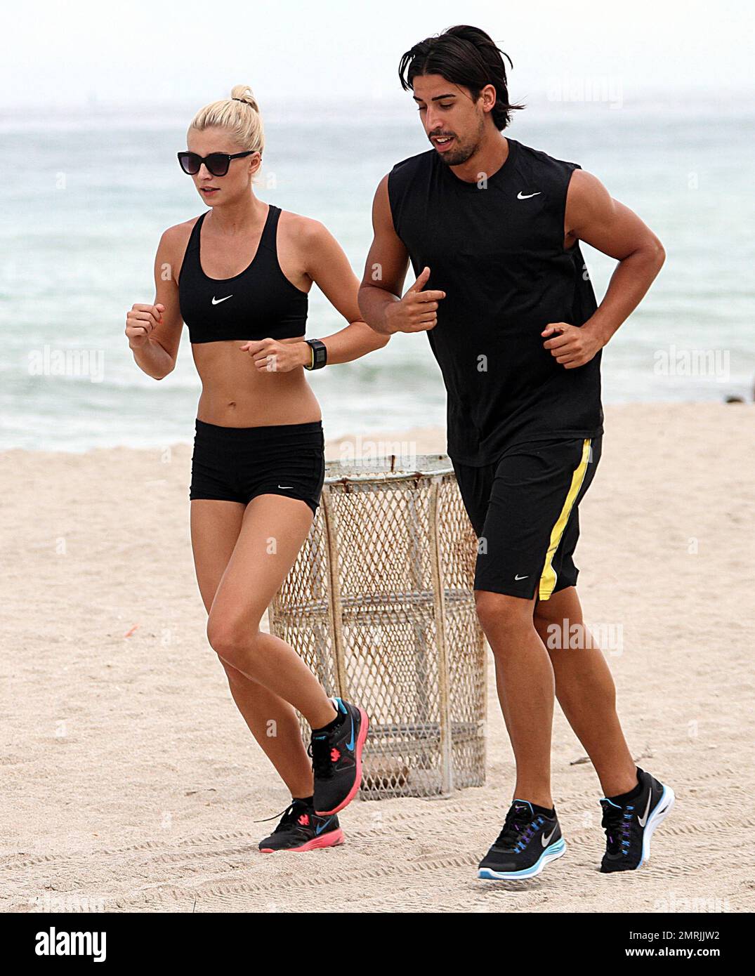 Il calciatore tedesco Sami Khedira, che attualmente gioca anche per il Real  Madrid, va a fare jogging con la sua bella ragazza bionda Lena Gercke. Il  dueo ha fatto una corsa sulla