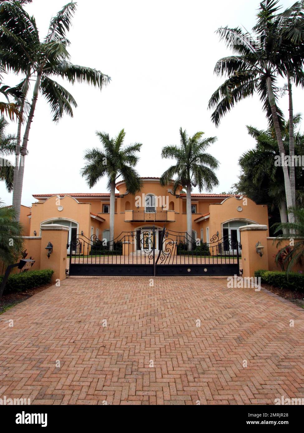 ESCLUSIVO!! Questo Khloe Kardashian nuovo palazzo di Miami che lei  condividerà con suo marito Lamar Odom. La casa dispone attualmente di 5  camere da letto e 9 bagni, un grazioso cortile, piscina