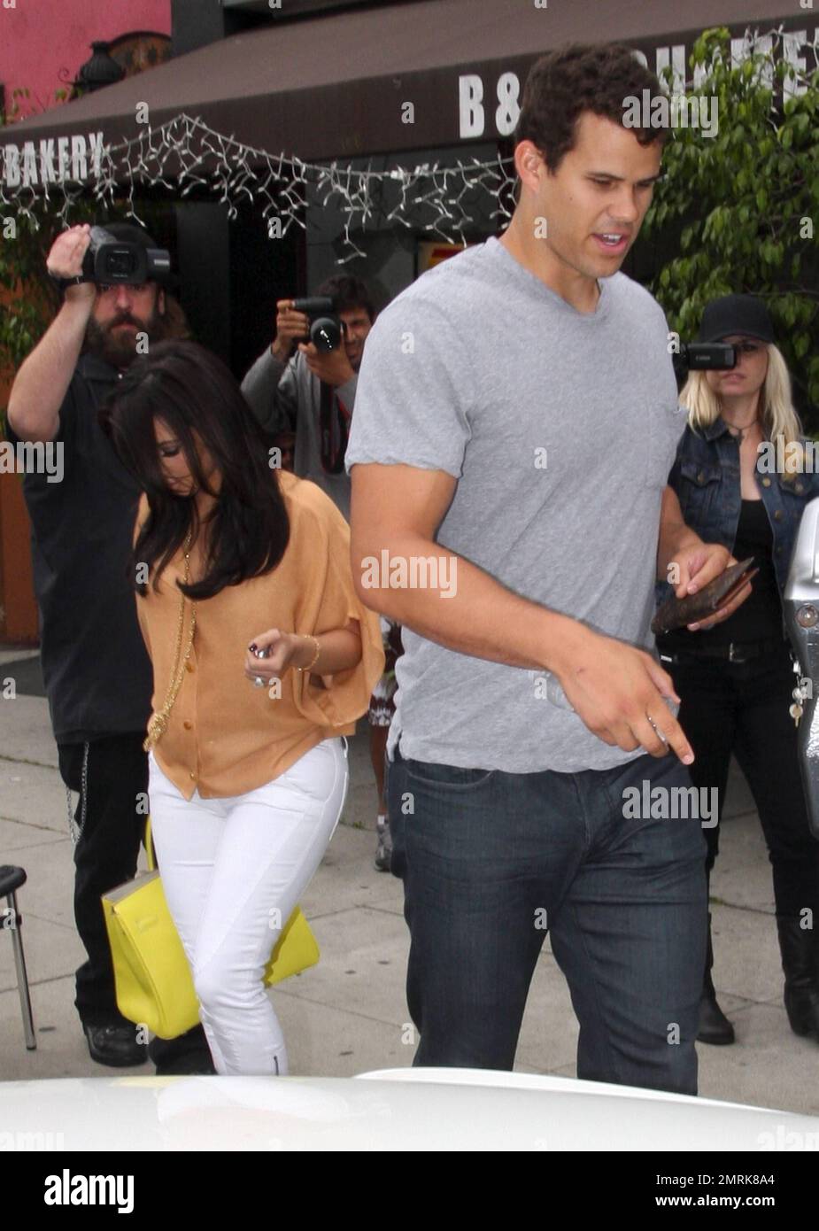 Kim Kardashian e la fidanzata Kris Humphries si fermano in una panetteria con l'amico Mark Ballas per acquistare alcuni dolci. West Hollywood, California. 6/16/11. Foto Stock