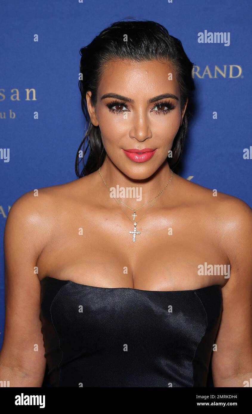 Kim Kardashian ospita una notte all'Hakkasan Nightclub all'interno dell'MGM Grand a Las Vegas, Nevada. Kim ha sembrato sbalorditivo in un vestito blu di mezzanotte strapless con i capelli posteriori afflicati. 22nd luglio, 2016. Foto Stock
