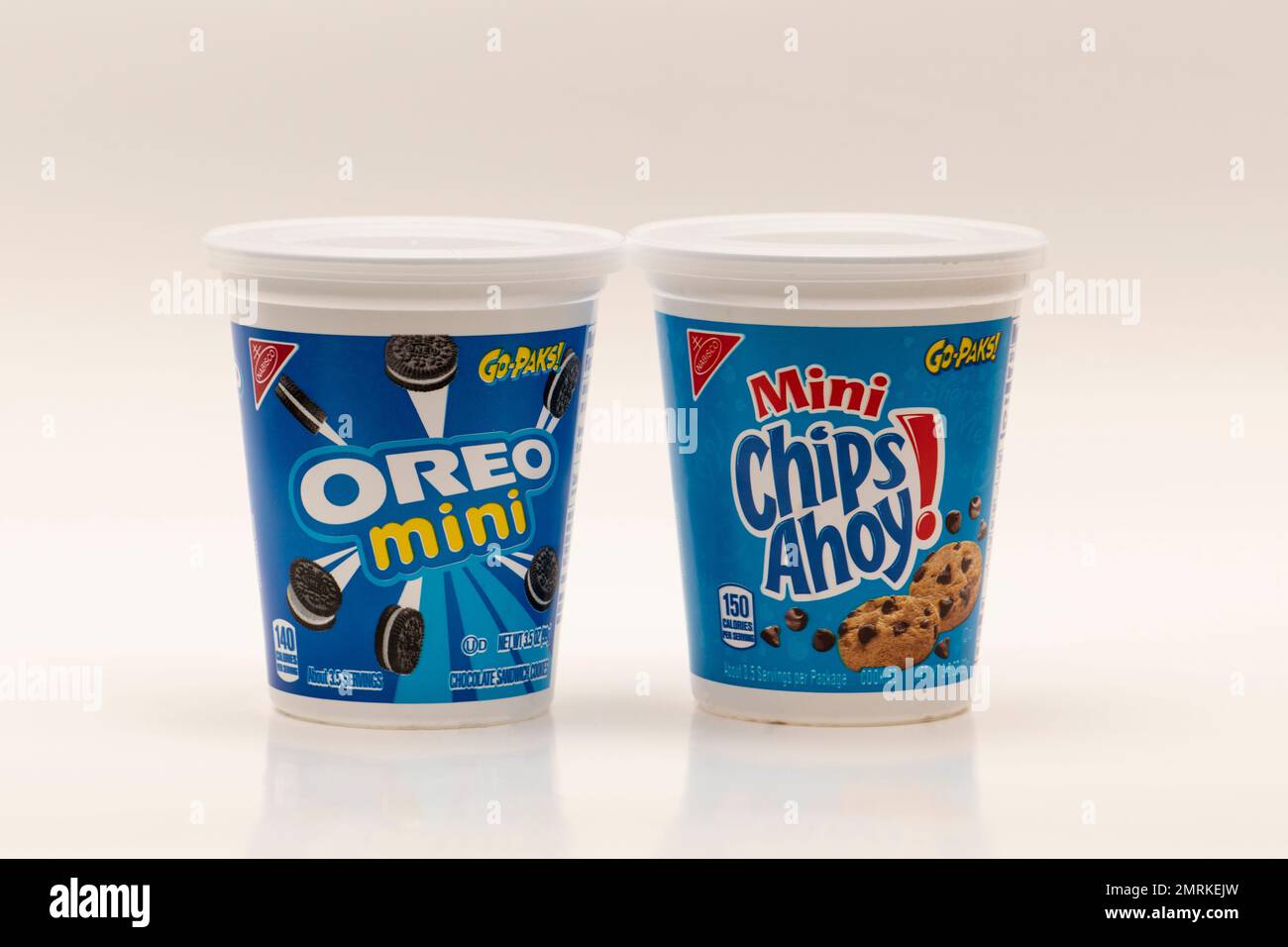 Go-Paks of Oreo Mini biscotti e patatine Ahoy di Nabisco su sfondo bianco Foto Stock