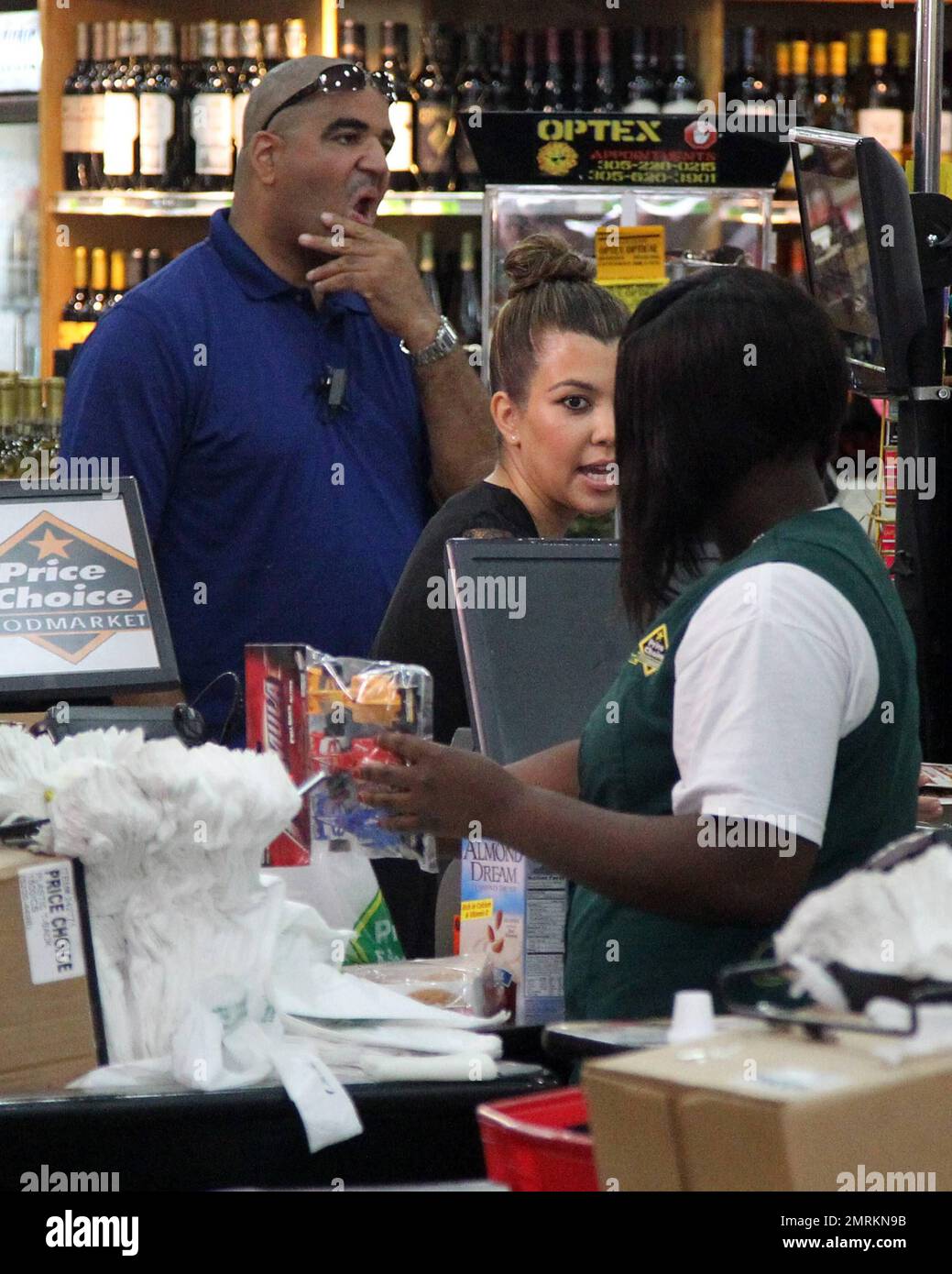 Kim Kardashian e la sorella Kourtney Kardashian con suo figlio Mason si dirigono al supermercato Price Choice per acquistare alcuni generi alimentari e catturare alcune scene del loro prossimo reality show, "Kourtney & Kim Take Miami". Kim, che indossava tutti i bianchi abbinati a tacchi alti in pelle di serpente, si frappose al nipote Mason mentre aspettavano che la pedina suonasse le loro drogherie. A differenza di Kim, Kourtney indossava un ensemble tutto nero come si è visto portare suo figlio dentro e fuori dal negozio, mentre l'equilibrio in tacchi alti neri. Kim è stato visto caricare il SUV stesso con poco aiuto da un dipendente del negozio. Miami, Florida. 2 Foto Stock