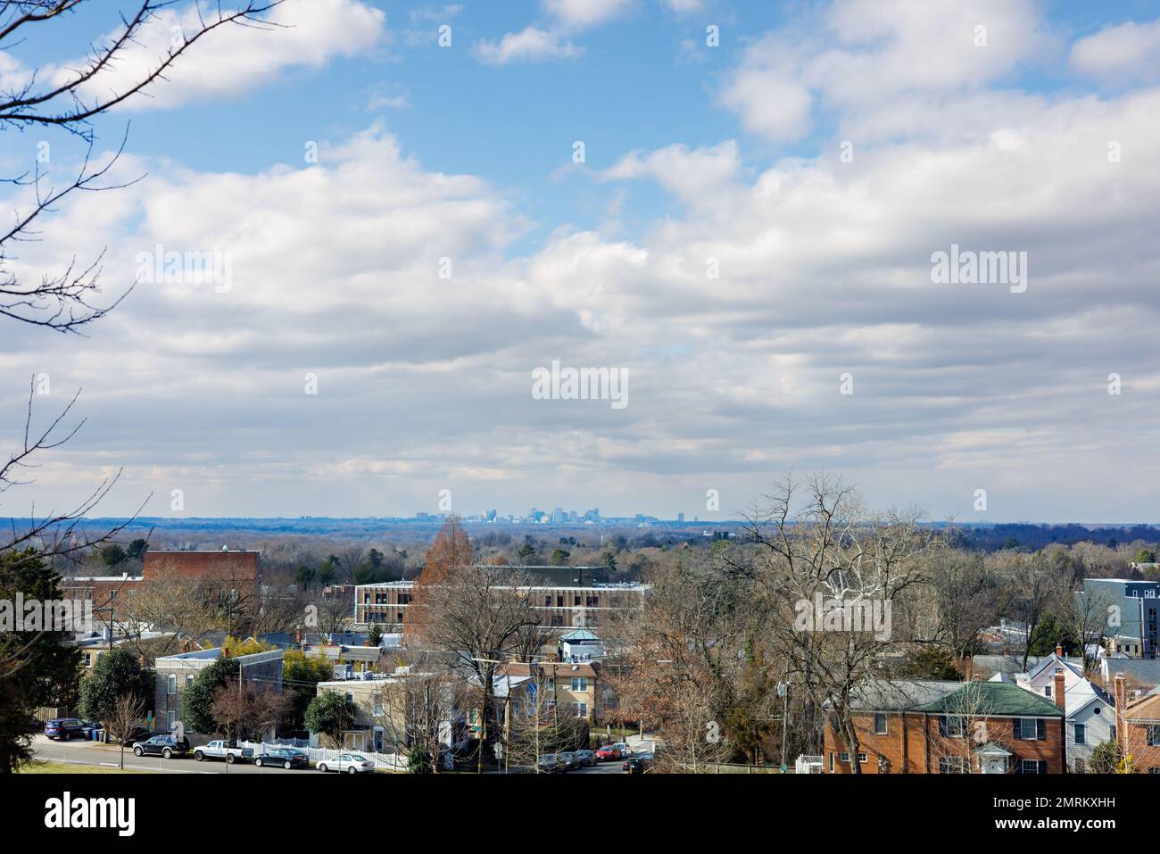 Vista di Tenleytown da Fort Reno Park; il paesaggio urbano Tysons Corner VA è visibile all'orizzonte Foto Stock