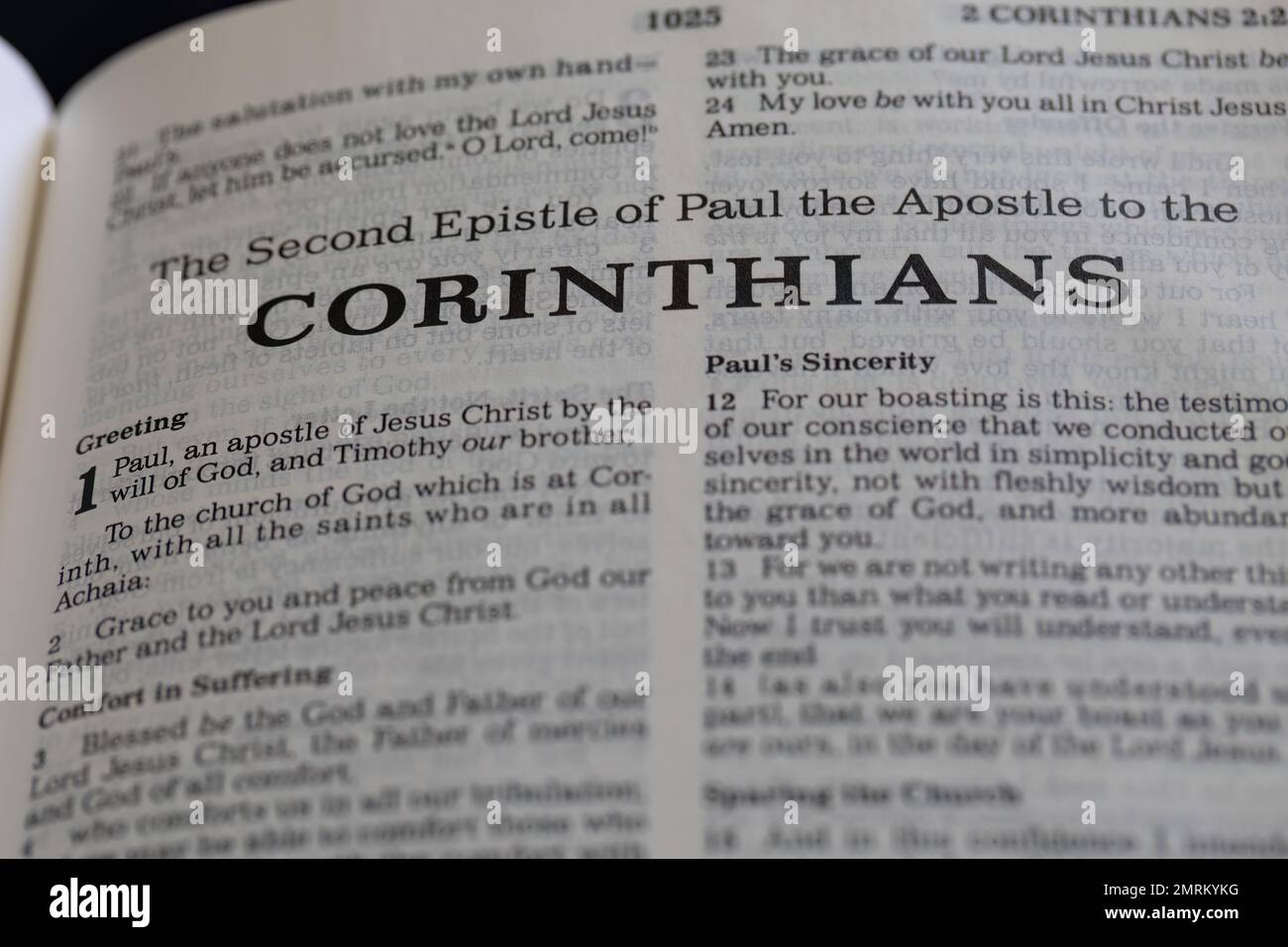 Un primo piano di 'la seconda Epistola di Paolo Apostolo dei Corinzi' nella Sacra Bibbia Foto Stock