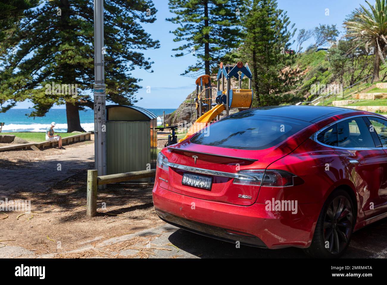 Auto Tesla Model S, modello anno 2016, parcheggiata presso un parcheggio sulla spiaggia di Sydney, veicolo elettrico EV, Sydney, NSW, Australia Foto Stock