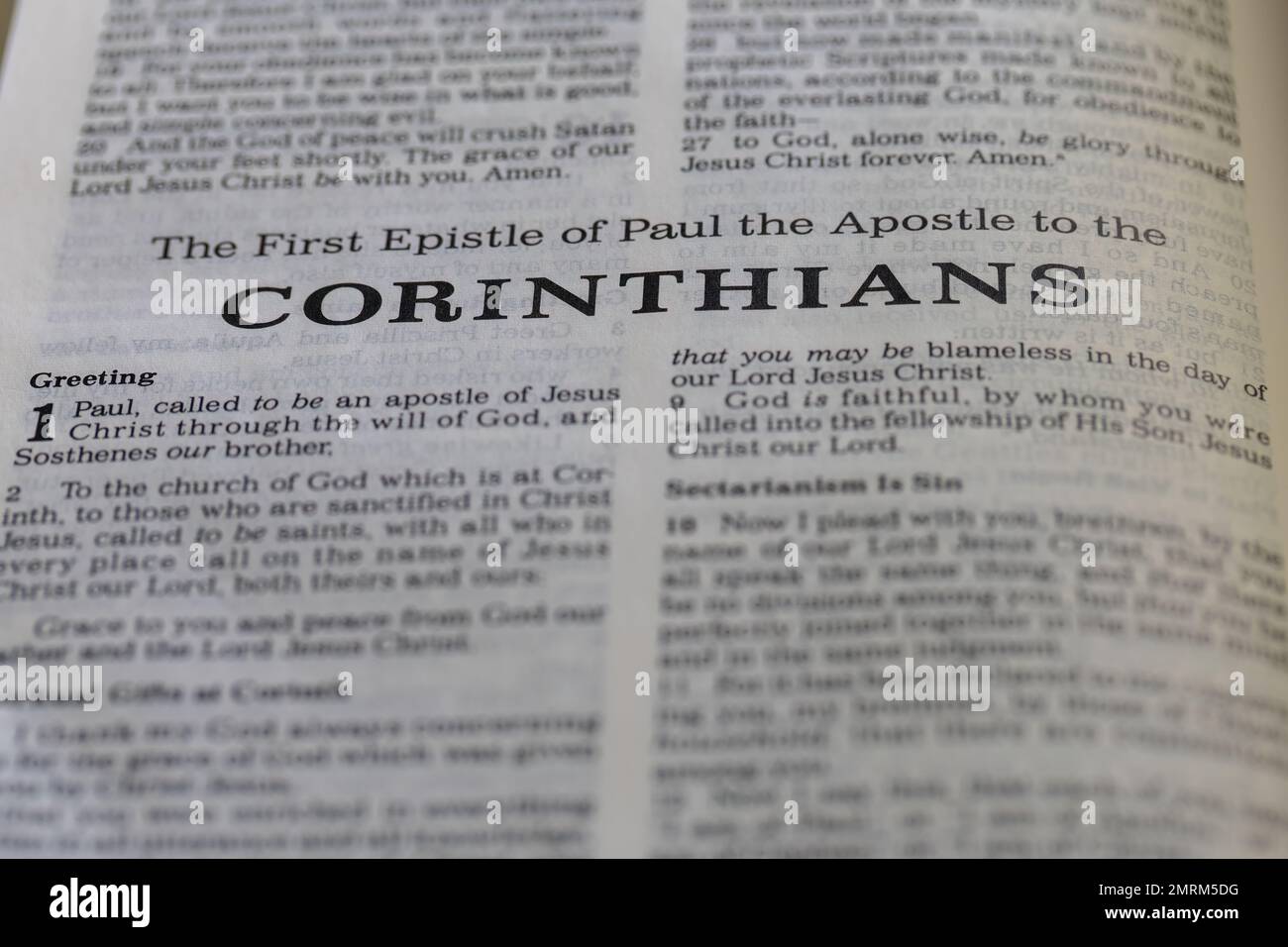 Primo piano di 'la prima Epistola di Paolo Apostolo dei Corinzi' nella Sacra Bibbia Foto Stock