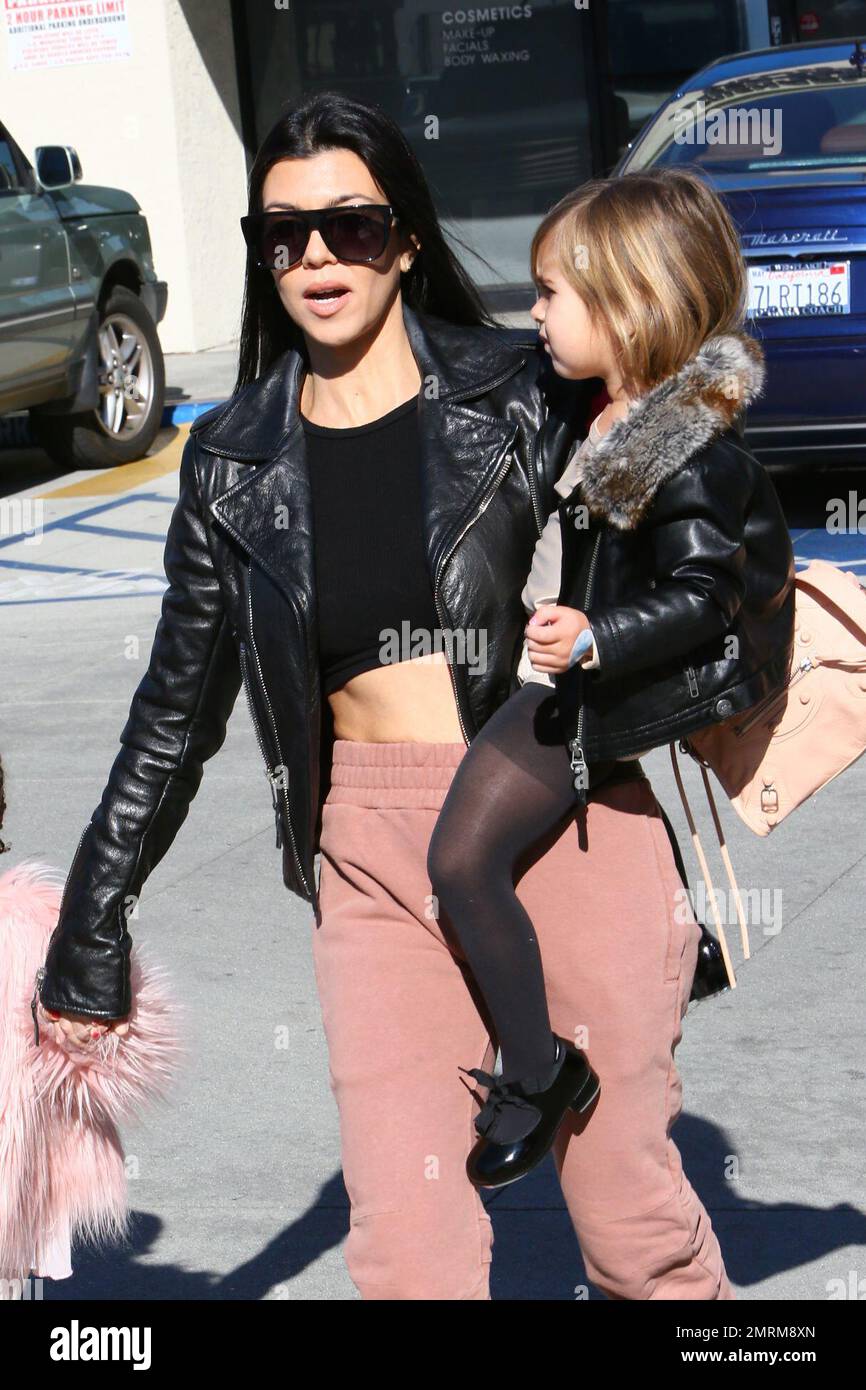 Kourtney Kardashian porta Penelope e Nord Ovest per la lezione di balletto. Los Angeles, California. 16th dicembre 2015. Foto Stock