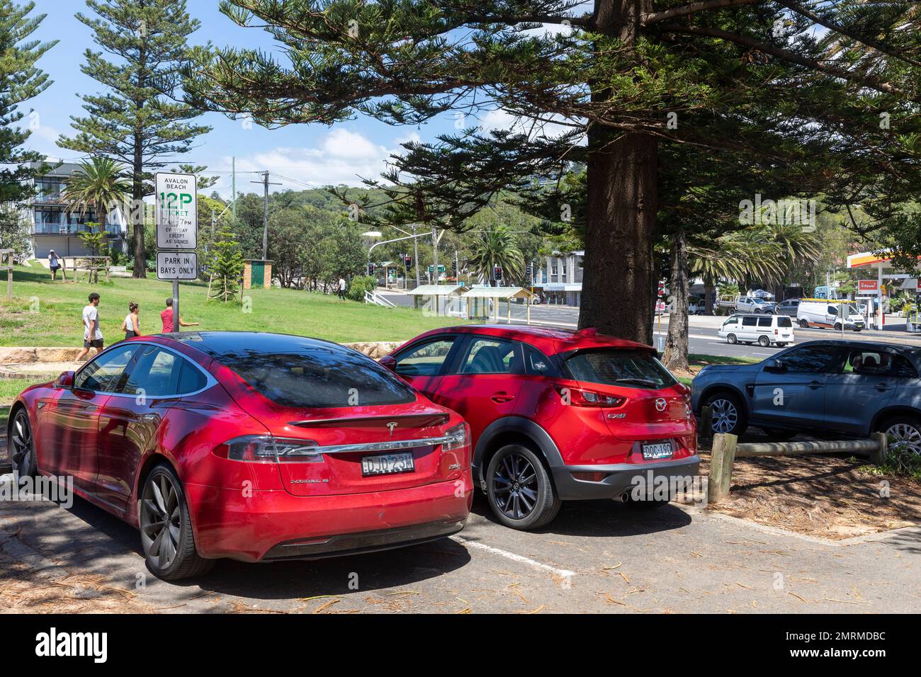 Auto Tesla Model S, modello anno 2016, parcheggiata presso un parcheggio sulla spiaggia di Sydney, veicolo elettrico EV, Sydney, NSW, Australia Foto Stock