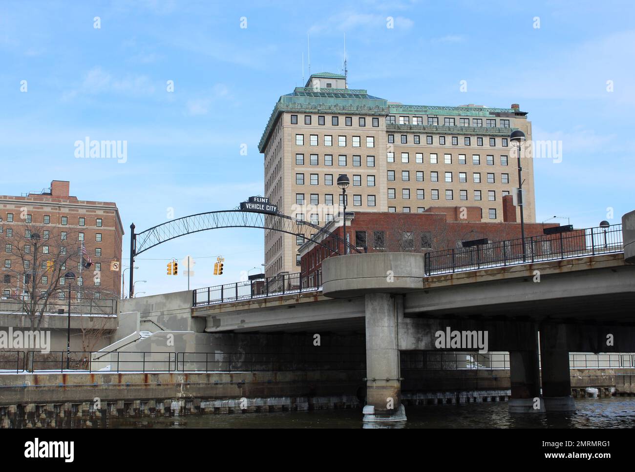 Saginaw Avenue ponte sul fiume Flint con veicolo City Arch Foto Stock