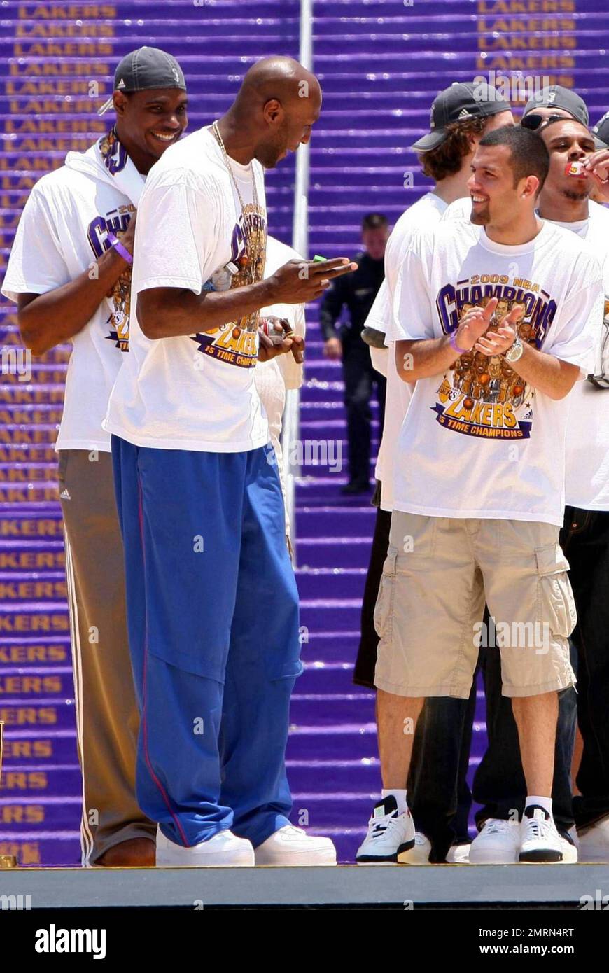 I Los Angeles Lakers festeggiano il loro NBA Championship con una sfilata nel centro di Los Angeles e terminano al Los Angeles Memorial Coliseum di fronte a 95.000 tifosi. Los Angeles, California. 06/17/2009. Foto Stock