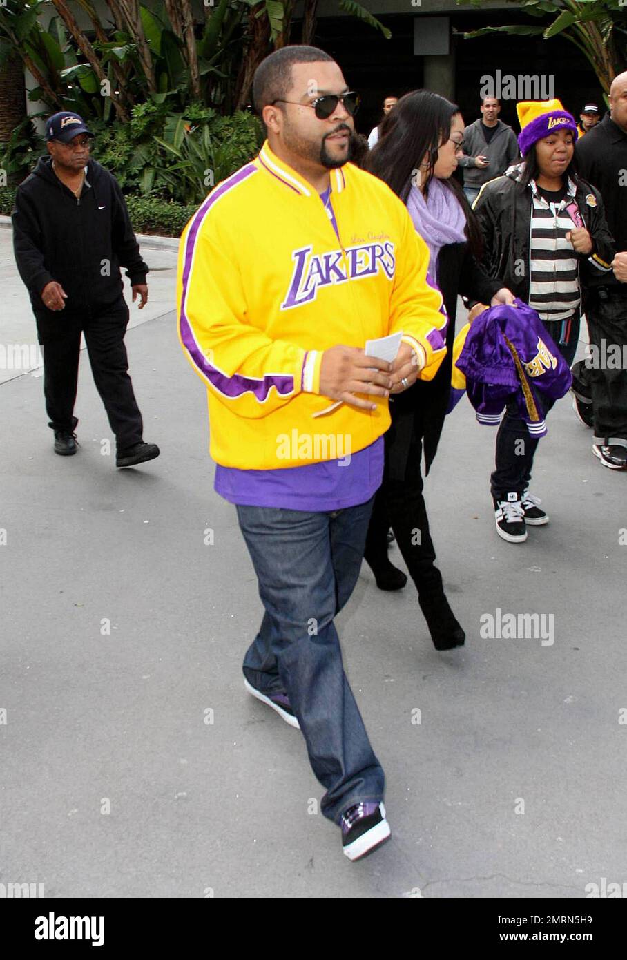 Ice Cube (o'Shea Jackson) arriva allo Staples Center per partecipare alla partita di basket LA Lakers vs Miami Heat Christmas Day. Los Angeles, California. 12/25/10. Foto Stock