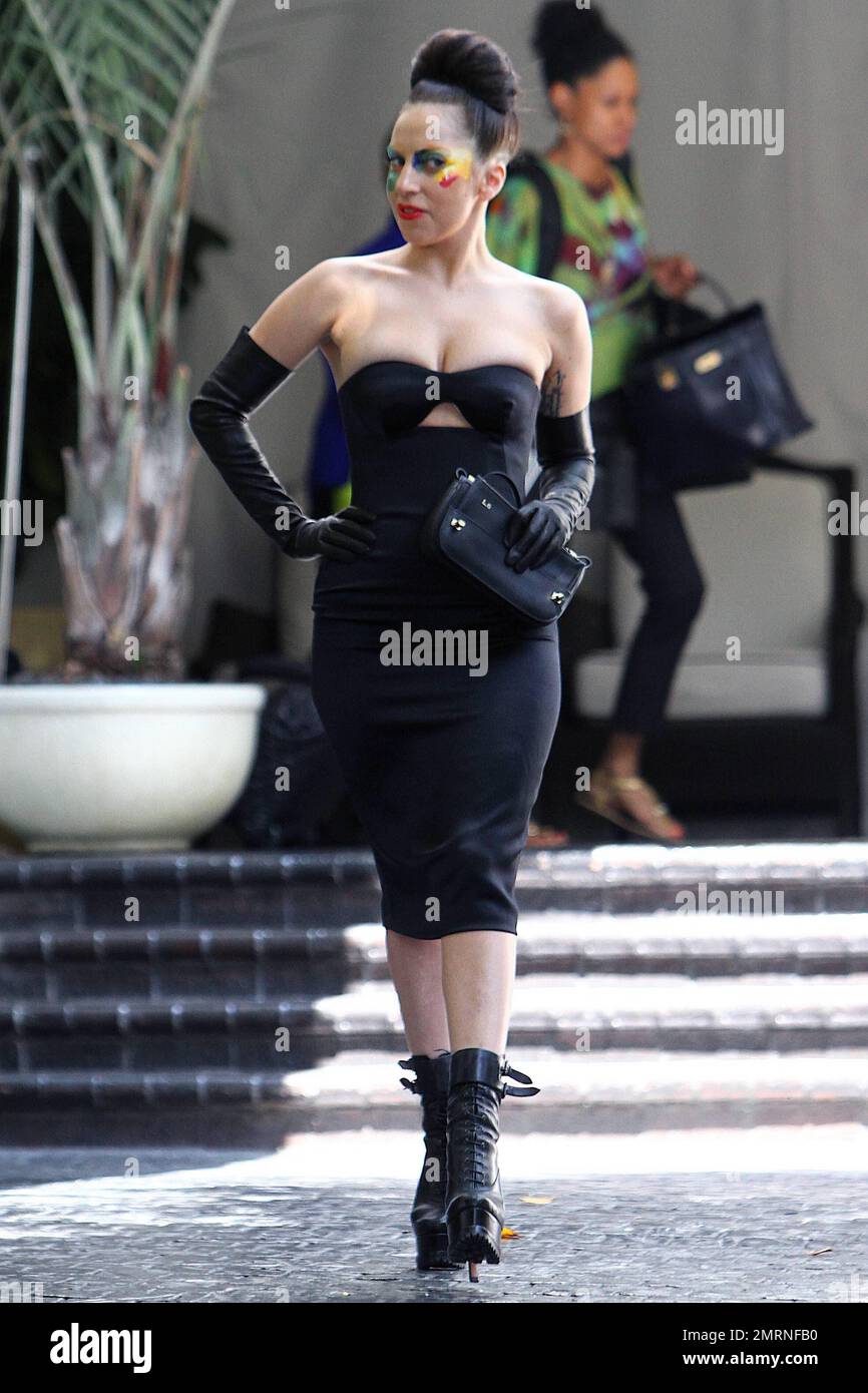 Per un secondo giorno di fila, Lady Gaga lascia il suo hotel indossando  tutto nero accentuato da un trucco colorato. Oggi, Gaga indossava un vestito  tight-fitting senza spalline, con guanti e stivali