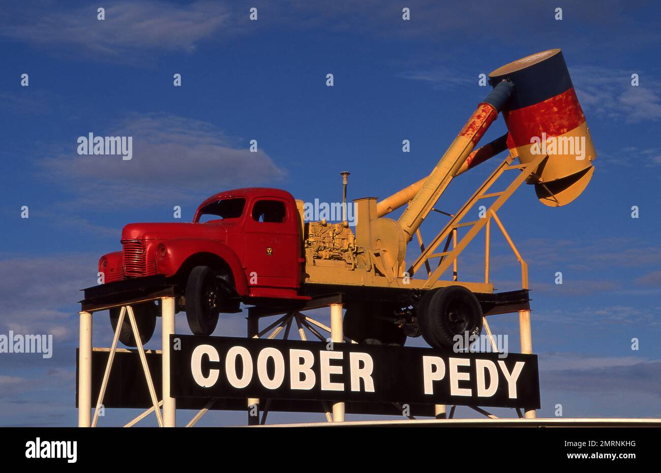 REGISTRATI PER DARE IL BENVENUTO AI VISITATORI DI COOBER PEDY, UNA CITTÀ MINERARIA DI OPAL NEL SUD DELL'AUSTRALIA. Foto Stock